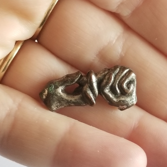 Vintage holding hands lapel pin silver tone brooch hat pin - Picture 9 of 9